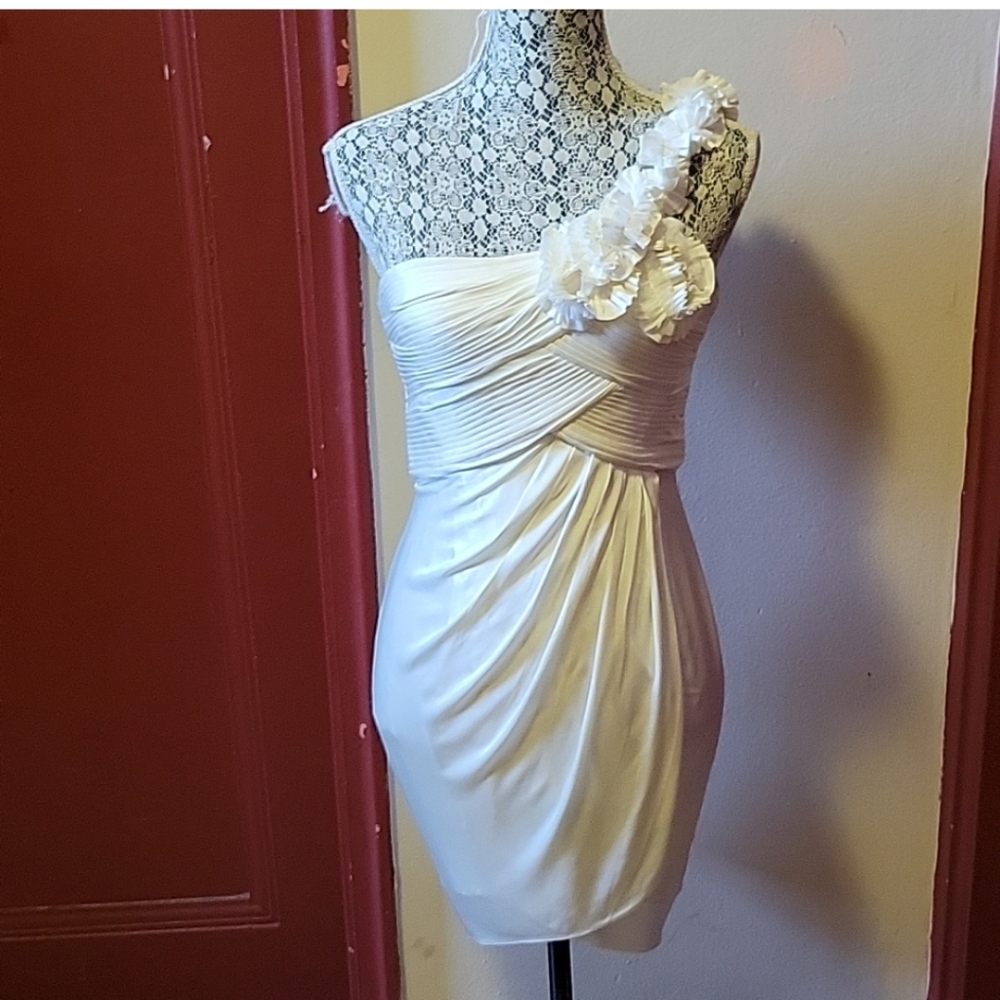 BCBGMaxAzria Off Cream SZ MP Shoulder Cocktail Mini Dress